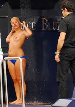 Lily Allen is Topless